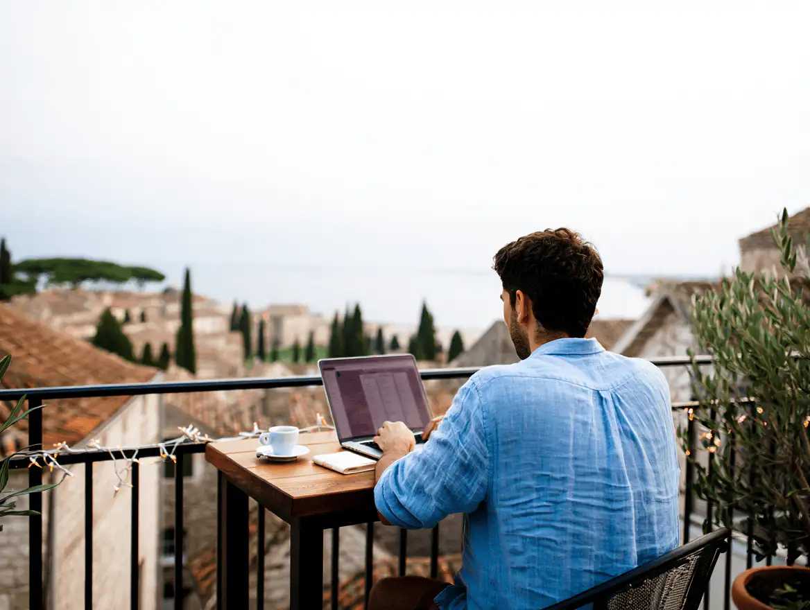 Nomade digitale al lavoro dall'Italia, che beneficia dei regimi fiscali speciali per cittadini stranieri